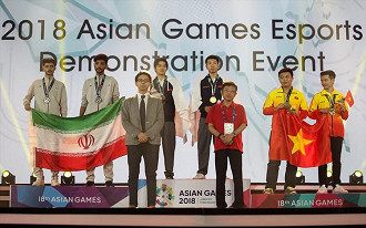Medalhistas no evento de demonstração Pro Evolution Soccer 2018 nos Jogos Asiáticos de 2018. (Foto: Yifan Ding/Getty Images)