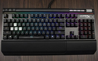 HyperX revela teclado mecânico gamer Alloy FPS RGB com switches Kailh Silver Speed.