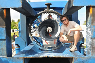 Zach Dunn com o motor Merlin que impulsionou o bem sucedido quarto voo do foguete Falcon 1