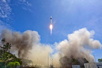 O Falcon 1 sobe em direção ao espaço em seu quarto e decisivo voo