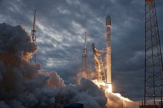 Em 2014 a SpaceX já colocava seus satélites em órbita com o Falcon 9, equipado com 9 motores