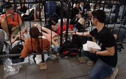 Huawei distribui 200 baterias de graça em fila para compra dos novos iPhones Huawei distribui 200 baterias de graça em fila para compra dos novos iPhones