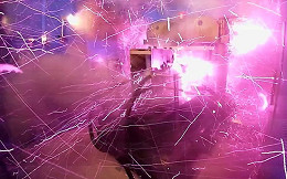 Cientistas explodem próprio laboratório ao criarem campo magnético Cientistas explodem próprio laboratório ao criarem campo magnético