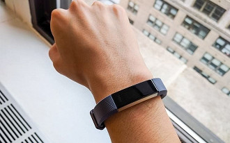 Fitbit Alta. Modelo que a mulher usada na hora do crime.