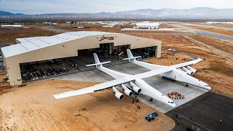 No modelo da Stratolaunch um foguete irá acoplado entre os 2 Boeing 747