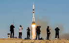 Nave Soyuz com dois astronautas precisa fazer pouso de emergência