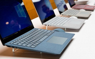 Microsoft se torna uma das cinco maiores fabricantes de PCs dos EUA.