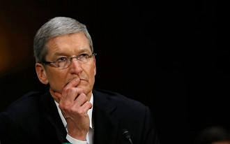 Tim Cook pede a Bloomberg que retire relatório sobre chip espião.