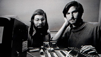 Woz e Jobs no desenvolvimento do Apple I, alguns anos depois