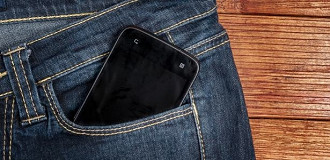 Homens que querem ter filhos não devem usar o celular no bolso da calça
