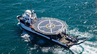 Barco da SpaceX com heliporto trará astronautas com segurança.
