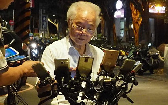 O vizinho do vovô caçador de pokémons disse que após a abordagem a rua se tornou uma grande atração.