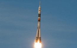 Após voo fracassado, três astronautas são lançados com sucesso ao espaço Após voo fracassado, três astronautas são lançados com sucesso ao espaço