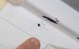 Cosmonautas russos tentam descobrir origem de misterioso buraco na espaçonave Cosmonautas russos tentam descobrir origem de misterioso buraco na espaçonave