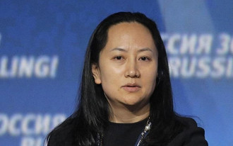 Diretora financeira da Huawei deixa a prisão após ter fiança concedida. Diretora financeira da Huawei deixa a prisão após ter fiança concedida.
