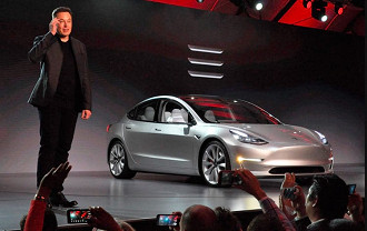 Musk apresenta o Model 3 para a imprensa