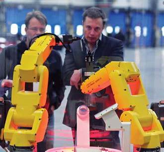 Musk observa alguns robôs trabalhando na Tesla Factory