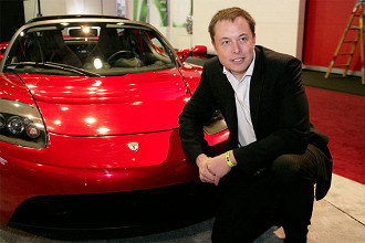 Um jovem Elon Musk posa ao lado de um das primeiras unidades do Tesla Roadster