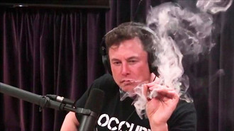 O polêmico vídeo em que Musk fuma maconha e que causou tantos problemas a ele