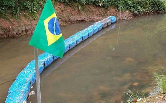 Brasileiro cria ecobarreira para despoluir rio que passa ao lado de sua casa. (Foto/Facebook)
