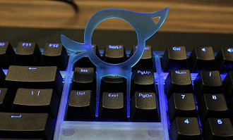 Ducky One Blue com seu removedor de Keycaps