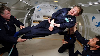 Hawking comemorou seu 65º aniversário com uma viagem no avião de gravidade zero da NASA.