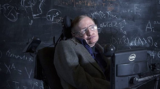 Stephen Hawking com seu sintetizador de fala 