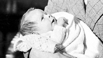 Stephen ainda bebê, nos braços de seu pai Frank.