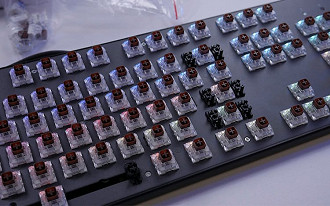 Teclado tem aparência sóbria, ainda mais sem switches. Teclado tem aparência sóbria, ainda mais sem switches.