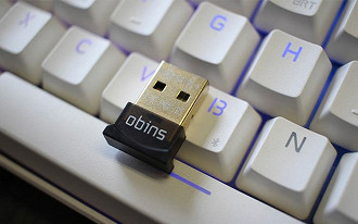 Receptor USB ao lado da tecla Bluetooth do teclado