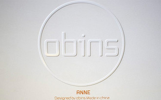 Logo da Obins junto ao modelo do teclado