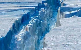 Icerberg gigantesco está se separando da Antártida