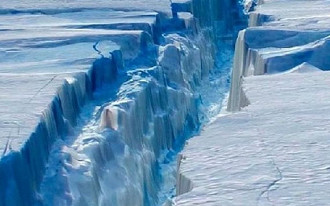Icerberg gigantesco está se separando da Antártida.