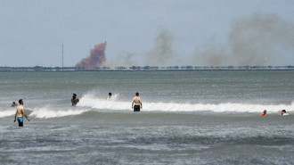 Uma nuvem de fumaça sobe sobre a Estação da Força Aérea de Cabo Canaveral, vista de Cocoa Beach, na Flórida, em 20 de abril. (Craig Bailey / Florida Today)