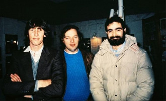 Da esquerda para a direita, Roger Waters e David Gilmour (Pink Floyd) com Hugo Zuccarelli