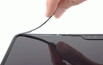 Moldura do Samsung Galaxy Fold se solta facilmente, deixando o display ainda mais exposto Moldura do Samsung Galaxy Fold se solta facilmente, deixando o display ainda mais exposto