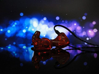 In-ear custom JH Audio JH5 PRO fora do ouvido