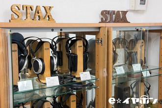 Estande de fones da Stax em sua fábrica