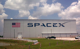 CEO da SpaceX mostra os primeiros satélites Starlink à bordo do Falcon 9 CEO da SpaceX mostra os primeiros satélites Starlink à bordo do Falcon 9