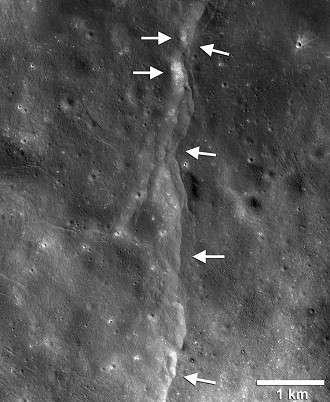 Imagem captada pela espaçonava LRO mostra falha formada pela compressão da Lua. A superfície do satélite se quebra com o encolhimento e um pedaço é empurrado sob o outro, formando uma espécie de degrau. Imagem captada pela espaçonava LRO mostra falha formada pela compressão da Lua. A superfície do satélite se quebra com o encolhimento e um pedaço é empurrado sob o outro, formando uma espécie de degrau.