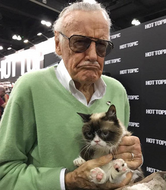 Grumpy Cat ganhou o carinho de todos. Na foto, ela posa com Stan Lee. Jennifer Lopez e Peter Dinklage são outros famosos que conheceram a gatinha.