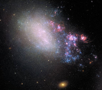 Na imagem captada pelo telescópio Hubble, a galácia NGC 4485 após o choque com a NGC 4990: do lado direito, explosões com a formação de novas estrelas, enquanto o lado esquerdo parece intacto.