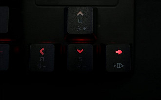 Keycap do Phantom Elite na direita enquanto que as outras são as originais do teclado