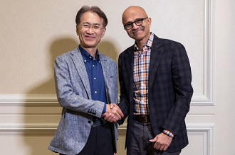 Satya Nadella, CEO da Microsoft ,a direita e esquerda Kenichiro Yoshida, CEO da Sony