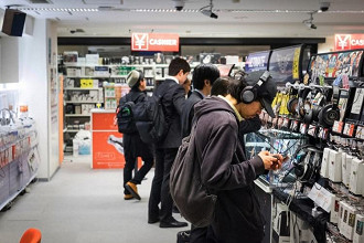 Loja dedicada a áudio portátil no bairro Akihabara em Tóquio, Japão