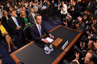 O CEO do Facebook, Mark Zuckerberg, em audiência no Senado americano, durante investigações do caso Cambridge Analytica (Fonte/Source: canaltech.com.br )