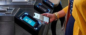 Passageiros de transporte público em várias cidades poderão usar o Google Pay como passagem. Passageiros de transporte público em várias cidades poderão usar o Google Pay como passagem.