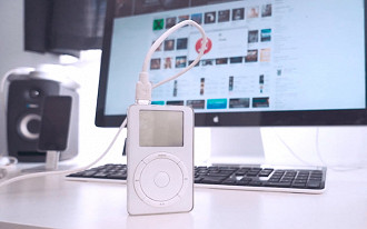 Primeira geração do iPod com iTunes ao fundo