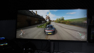 Jogos de corrida nesse monitor ficam excelentes