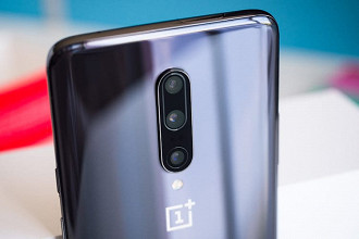 OnePlus 7 Pro com câmera tripla